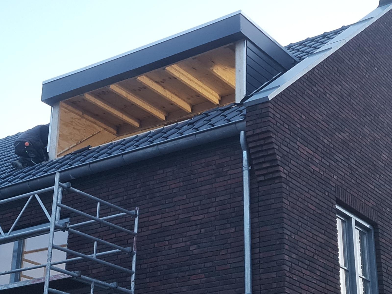 Dakkapel in aanbouw met zichtbaar houtwerk aan de binnenkant