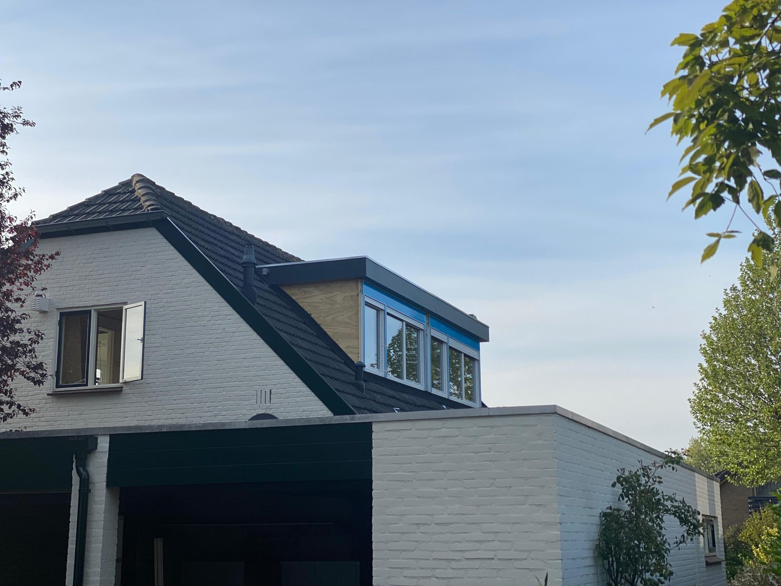 Zijaanzicht van een antraciet dakkapel op een vrijstaande woning